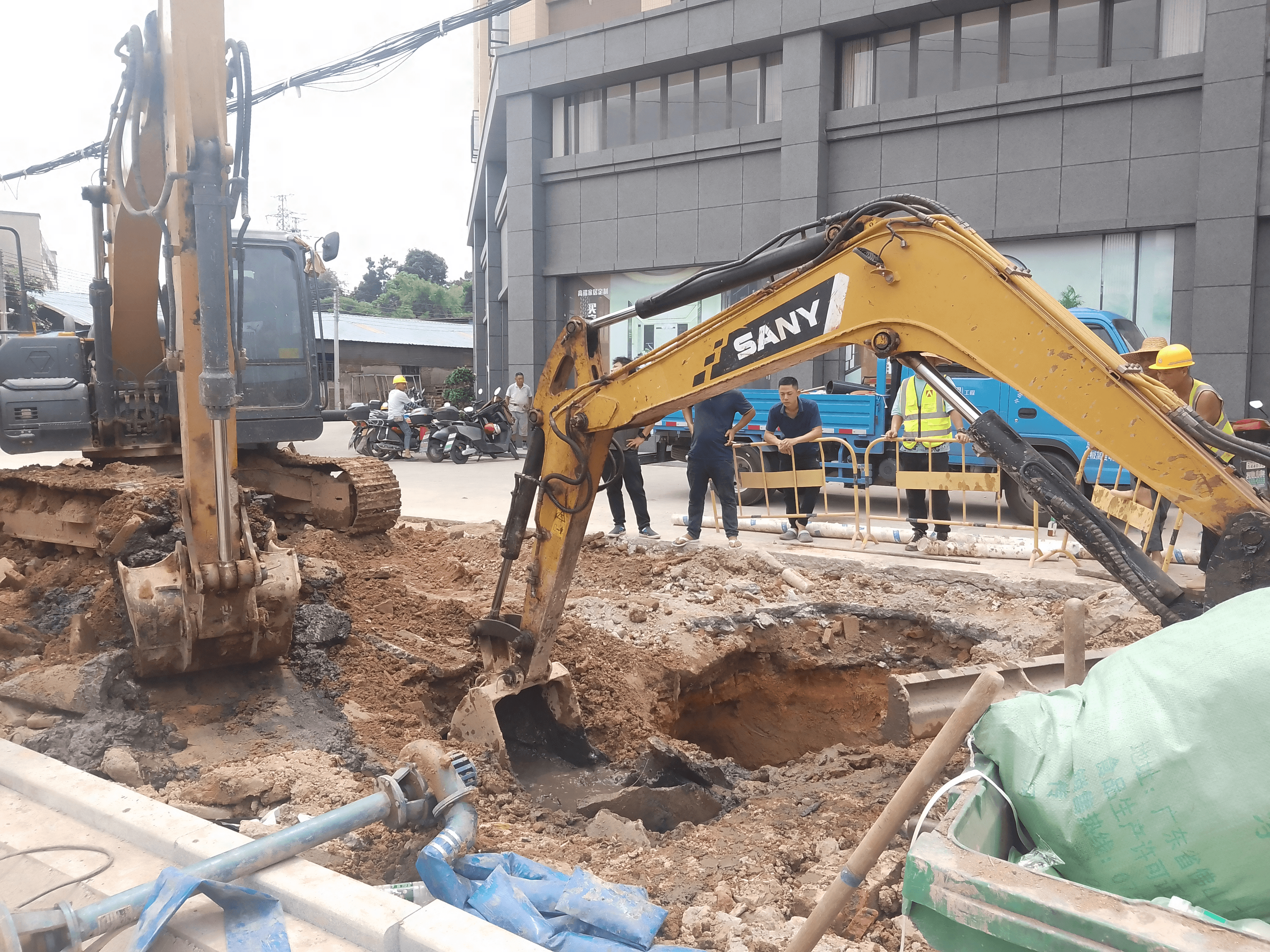 風(fēng)雨中的堅守，城區(qū)分公司頂風(fēng)逆行保供水